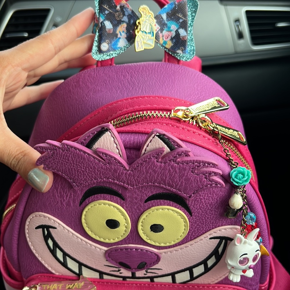 Disney Alice in wonderland drink me bow pin topper for your bag